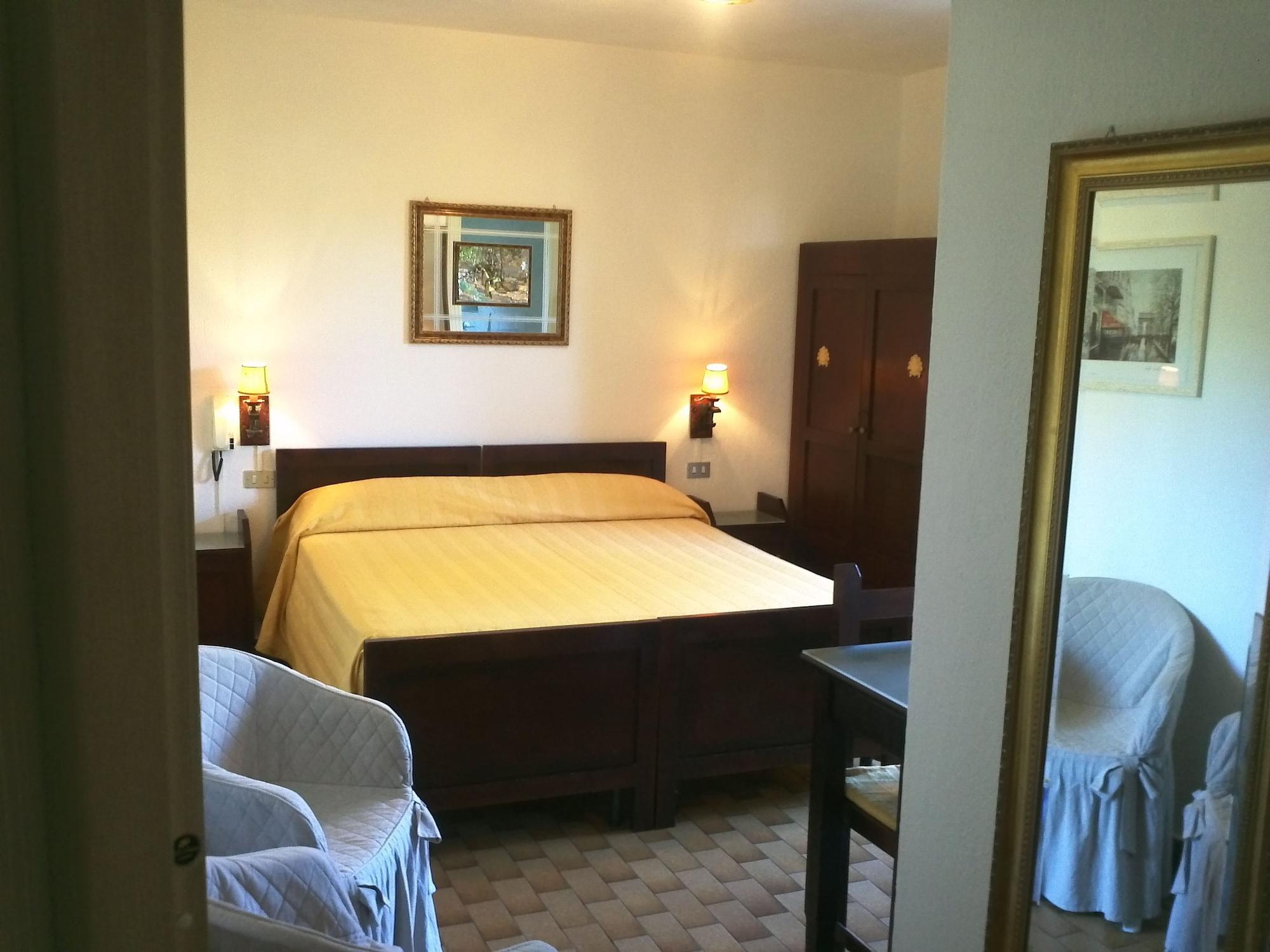 Hotel Abbaruja Олбия Екстериор снимка