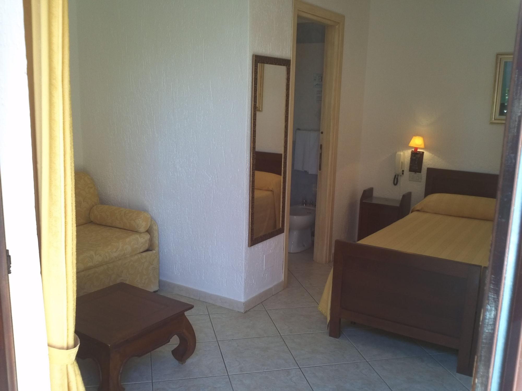 Hotel Abbaruja Олбия Екстериор снимка
